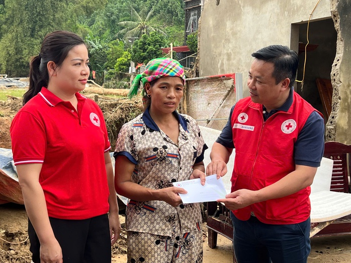 Không để thực phẩm cứu trợ hỏng, mốc đến tay người dân vùng lũ - Ảnh 2.