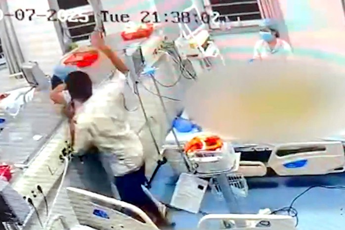 Điều dưỡng bị hành hung khi đang cấp cứu bệnh nhân tại Bệnh viện Đa khoa Vũng Tàu - Ảnh 1.