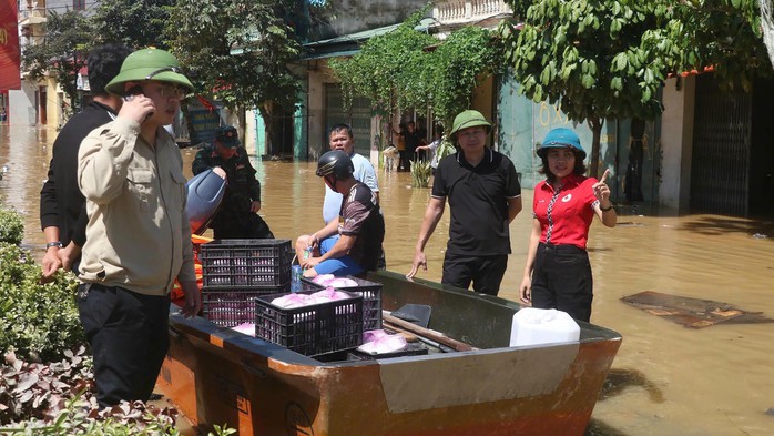 Không để thực phẩm cứu trợ hỏng, mốc đến tay người dân vùng lũ - Ảnh 1.