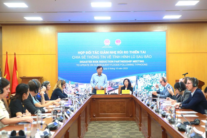 Thứ trưởng Nguyễn Hoàng Hiệp cảnh báo thiệt hại thiên tai vượt sức chịu đựng người dân - Ảnh 1. Thứ trưởng Nguyễn Hoàng Hiệp cảnh báo thiệt hại thiên tai vượt sức chịu đựng người dân - Ảnh 1.