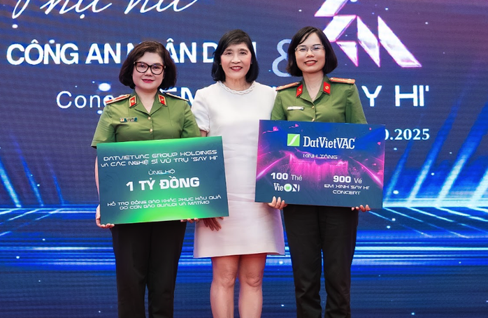 Dàn nghệ sĩ "say hi" cùng nữ chiến sĩ công an chung tay khắc phục hậu quả bão lũ - Ảnh 1.