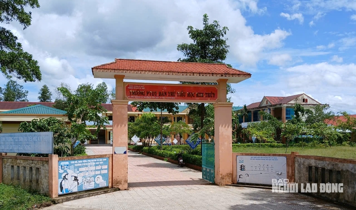 Động thái bất ngờ của phó Hiệu trưởng Đỗ Thị Hồng Huế Giữa vụ ngộ độc thực phẩm - Ảnh 1. Động thái bất ngờ của phó Hiệu trưởng Đỗ Thị Hồng Huế Giữa vụ ngộ độc thực phẩm - Ảnh 1.