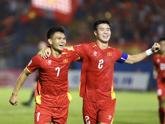 Xuân Mạnh có bàn đầu tiên sau 8 năm chờ đợi - Ảnh 4.
