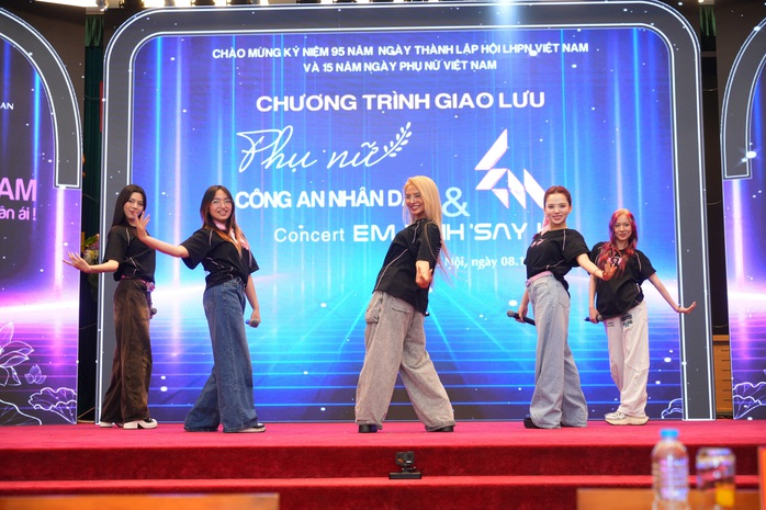 Dàn nghệ sĩ "say hi" cùng nữ chiến sĩ công an chung tay khắc phục hậu quả bão lũ - Ảnh 5.