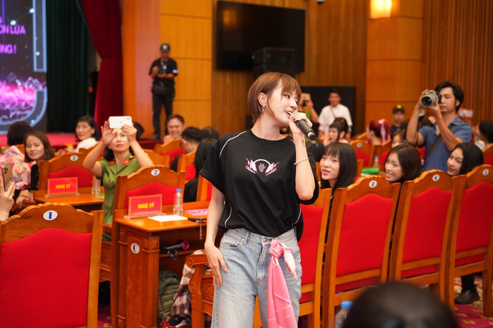 Dàn nghệ sĩ "say hi" cùng nữ chiến sĩ công an chung tay khắc phục hậu quả bão lũ - Ảnh 6.