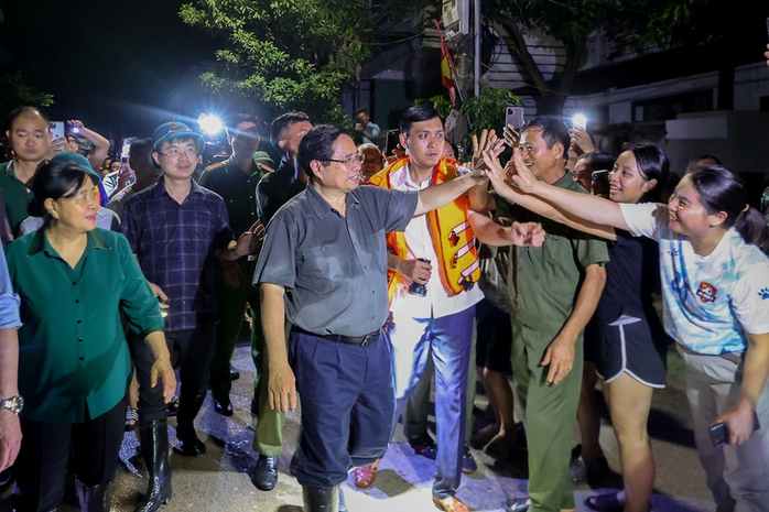 Lũ Hà Nội gây thiệt hại nghiêm trọng , Thủ tướng kiểm tra công tác ứng phó tại hiện trường - Ảnh 3. Lũ Hà Nội gây thiệt hại nghiêm trọng , Thủ tướng kiểm tra công tác ứng phó tại hiện trường - Ảnh 3.