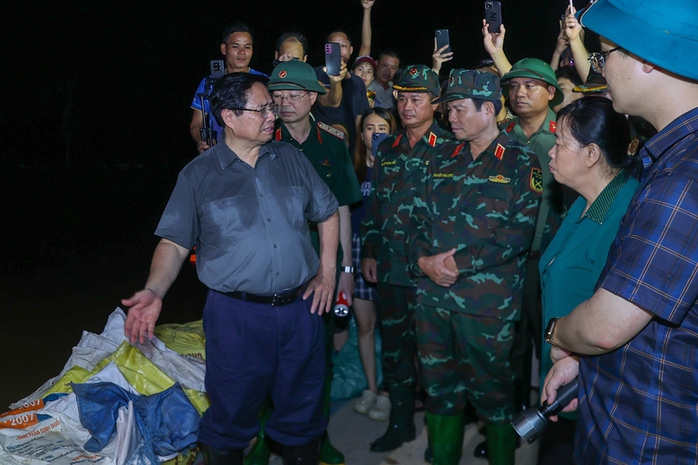 Lũ Hà Nội gây thiệt hại nghiêm trọng , Thủ tướng kiểm tra công tác ứng phó tại hiện trường - Ảnh 1. Lũ Hà Nội gây thiệt hại nghiêm trọng , Thủ tướng kiểm tra công tác ứng phó tại hiện trường - Ảnh 1.