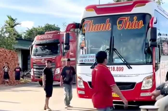 Lâm Đồng: Tài xế xe đầu kéo cầm búa "đại chiến" với tài xế xe khách gây tắc quốc lộ - Ảnh 1.