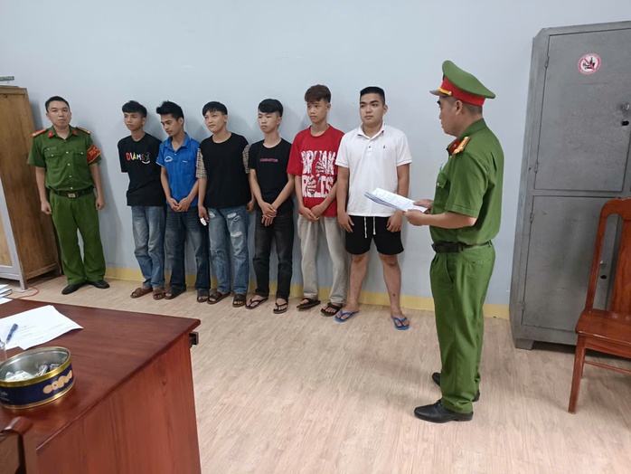 Nhóm thiếu niên côn đồ ở Đà Nẵng tấn công người đi đường bằng dao - Ảnh 1. Nhóm thiếu niên côn đồ ở Đà Nẵng tấn công người đi đường bằng dao - Ảnh 1.