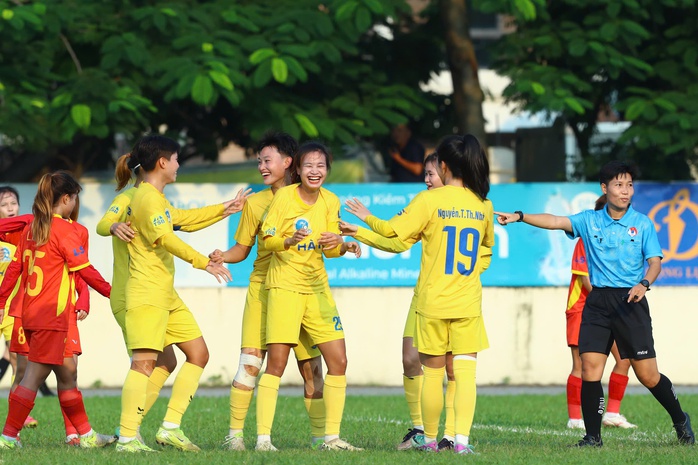 Hà Nội áp sát ngôi đầu sau chiến thắng 5-1 trước TP HCM 2 - Ảnh 2.