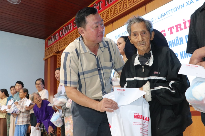 "Trái tim miền Trung" trao 100 suất quà, hỗ trợ gia đình giáo viên mất trong lũ - Ảnh 6.