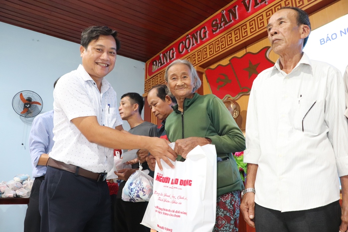 "Trái tim miền Trung" trao 100 suất quà, hỗ trợ gia đình giáo viên mất trong lũ - Ảnh 3.