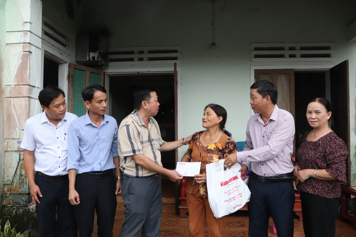 "Trái tim miền Trung" trao 100 suất quà, hỗ trợ gia đình giáo viên mất trong lũ - Ảnh 8.