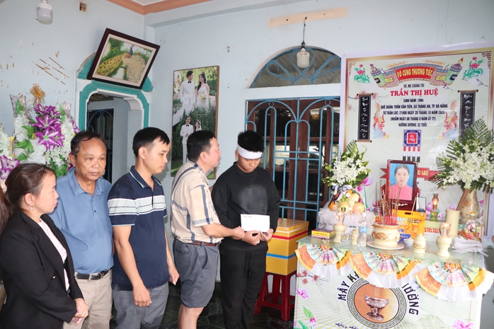 "Trái tim miền Trung" trao 100 suất quà, hỗ trợ gia đình giáo viên mất trong lũ - Ảnh 10.