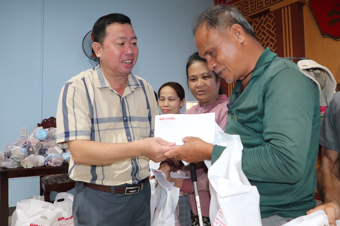 "Trái tim miền Trung" trao 100 suất quà, hỗ trợ gia đình giáo viên mất trong lũ - Ảnh 1.