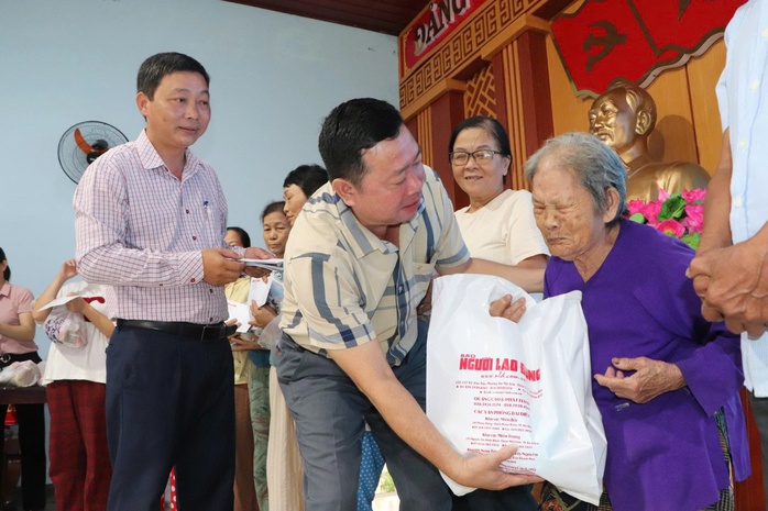 "Trái tim miền Trung" đến với bà con ven sông Thu - Ảnh 1. "Trái tim miền Trung" đến với bà con ven sông Thu - Ảnh 1.