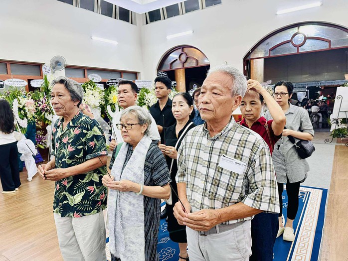 Nhiều văn nghệ sĩ tiễn biệt ông Nguyễn Long Trảo – người bạn đời của NSƯT, đạo diễn Ca Lê Hồng - Ảnh 7.