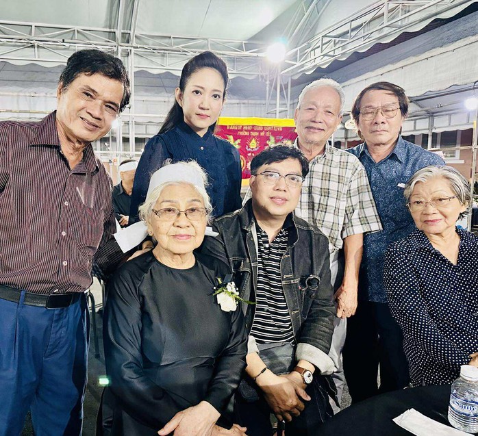 Nhiều văn nghệ sĩ tiễn biệt ông Nguyễn Long Trảo – người bạn đời của NSƯT, đạo diễn Ca Lê Hồng - Ảnh 2.