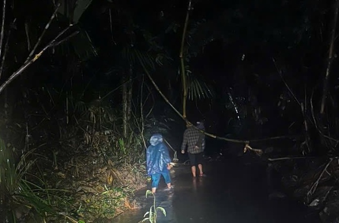 Tìm kiếm chị Hồ Thị Một trong dòng lũ Quảng Trị: Cuộc đua giữa sự sống và cái chết - Ảnh 2. Tìm kiếm chị Hồ Thị Một trong dòng lũ Quảng Trị: Cuộc đua giữa sự sống và cái chết - Ảnh 2.