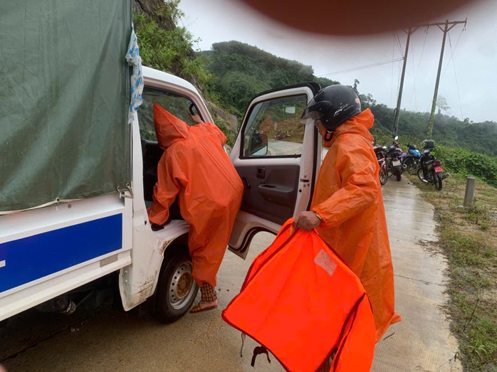 Run run xem clip giáo viên ở Đà Nẵng mang thai 37 tháng vượt lũ dữ đi sinh - Ảnh 14. Run run xem clip giáo viên ở Đà Nẵng mang thai 37 tháng vượt lũ dữ đi sinh - Ảnh 14.