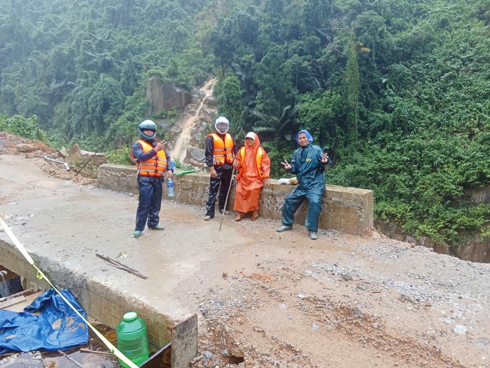 Run run xem clip giáo viên ở Đà Nẵng mang thai 37 tháng vượt lũ dữ đi sinh - Ảnh 10. Run run xem clip giáo viên ở Đà Nẵng mang thai 37 tháng vượt lũ dữ đi sinh - Ảnh 10.