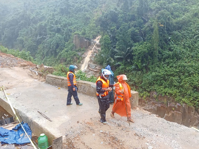 Run run xem clip giáo viên ở Đà Nẵng mang thai 37 tháng vượt lũ dữ đi sinh - Ảnh 12. Run run xem clip giáo viên ở Đà Nẵng mang thai 37 tháng vượt lũ dữ đi sinh - Ảnh 12.