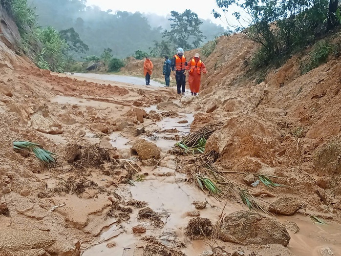 Run run xem clip giáo viên ở Đà Nẵng mang thai 37 tháng vượt lũ dữ đi sinh - Ảnh 9. Run run xem clip giáo viên ở Đà Nẵng mang thai 37 tháng vượt lũ dữ đi sinh - Ảnh 9.