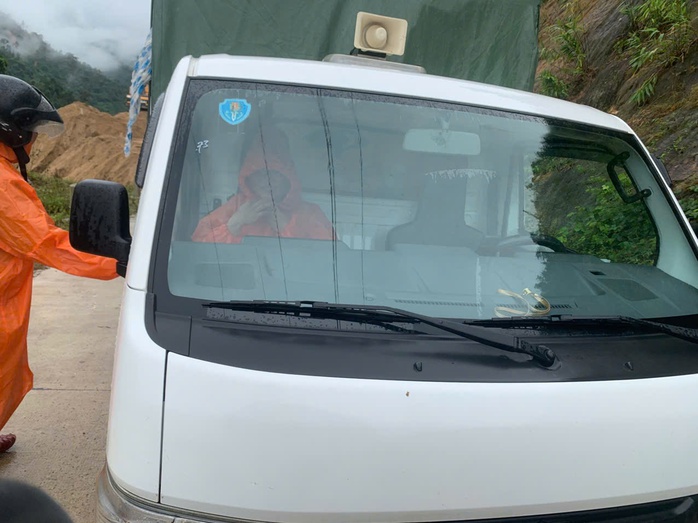 Run run xem clip giáo viên ở Đà Nẵng mang thai 37 tháng vượt lũ dữ đi sinh - Ảnh 15. Run run xem clip giáo viên ở Đà Nẵng mang thai 37 tháng vượt lũ dữ đi sinh - Ảnh 15.