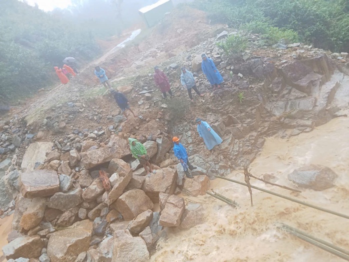 Run run xem clip giáo viên ở Đà Nẵng mang thai 37 tháng vượt lũ dữ đi sinh - Ảnh 4. Run run xem clip giáo viên ở Đà Nẵng mang thai 37 tháng vượt lũ dữ đi sinh - Ảnh 4.