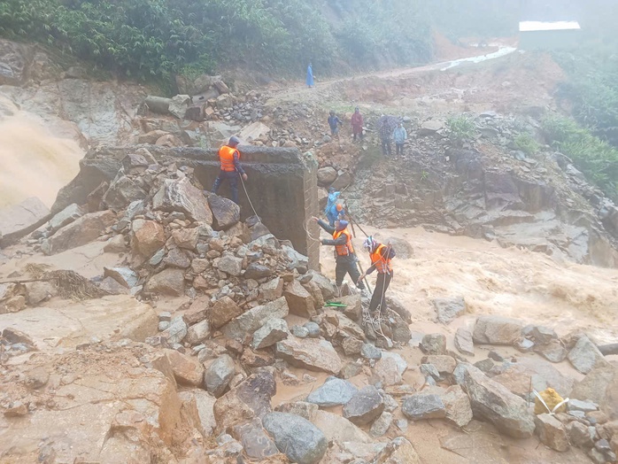 Run run xem clip giáo viên ở Đà Nẵng mang thai 37 tháng vượt lũ dữ đi sinh - Ảnh 3. Run run xem clip giáo viên ở Đà Nẵng mang thai 37 tháng vượt lũ dữ đi sinh - Ảnh 3.