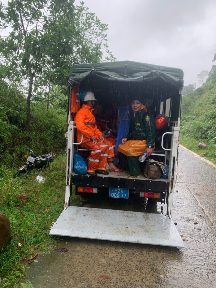 Run run xem clip giáo viên ở Đà Nẵng mang thai 37 tháng vượt lũ dữ đi sinh - Ảnh 16. Run run xem clip giáo viên ở Đà Nẵng mang thai 37 tháng vượt lũ dữ đi sinh - Ảnh 16.