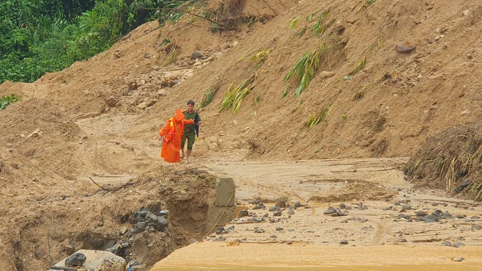 Run run xem clip giáo viên ở Đà Nẵng mang thai 37 tháng vượt lũ dữ đi sinh - Ảnh 11. Run run xem clip giáo viên ở Đà Nẵng mang thai 37 tháng vượt lũ dữ đi sinh - Ảnh 11.