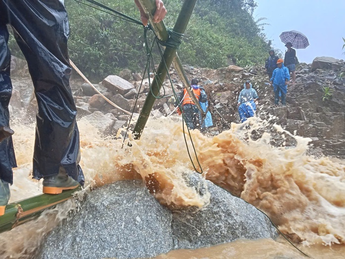 Run run xem clip giáo viên ở Đà Nẵng mang thai 37 tháng vượt lũ dữ đi sinh - Ảnh 1. Run run xem clip giáo viên ở Đà Nẵng mang thai 37 tháng vượt lũ dữ đi sinh - Ảnh 1.