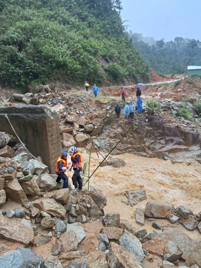 Run run xem clip giáo viên ở Đà Nẵng mang thai 37 tháng vượt lũ dữ đi sinh - Ảnh 6. Run run xem clip giáo viên ở Đà Nẵng mang thai 37 tháng vượt lũ dữ đi sinh - Ảnh 6.