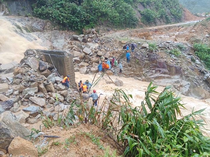 Run run xem clip giáo viên ở Đà Nẵng mang thai 37 tháng vượt lũ dữ đi sinh - Ảnh 5. Run run xem clip giáo viên ở Đà Nẵng mang thai 37 tháng vượt lũ dữ đi sinh - Ảnh 5.