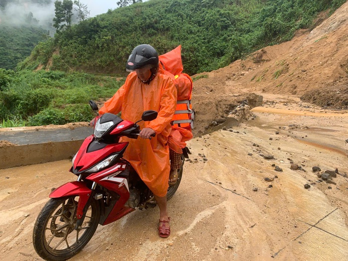 Run run xem clip giáo viên ở Đà Nẵng mang thai 37 tháng vượt lũ dữ đi sinh - Ảnh 13. Run run xem clip giáo viên ở Đà Nẵng mang thai 37 tháng vượt lũ dữ đi sinh - Ảnh 13.