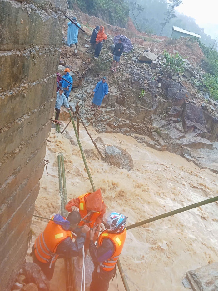 Run run xem clip giáo viên ở Đà Nẵng mang thai 37 tháng vượt lũ dữ đi sinh - Ảnh 8. Run run xem clip giáo viên ở Đà Nẵng mang thai 37 tháng vượt lũ dữ đi sinh - Ảnh 8.