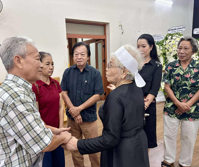 Nhiều văn nghệ sĩ tiễn biệt ông Nguyễn Long Trảo – người bạn đời của NSƯT, đạo diễn Ca Lê Hồng - Ảnh 1.