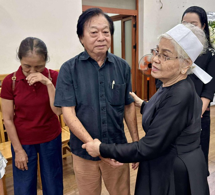 Nhiều văn nghệ sĩ tiễn biệt ông Nguyễn Long Trảo – người bạn đời của NSƯT, đạo diễn Ca Lê Hồng - Ảnh 6.
