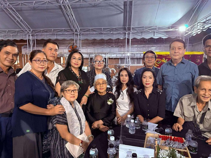 Nhiều văn nghệ sĩ tiễn biệt ông Nguyễn Long Trảo – người bạn đời của NSƯT, đạo diễn Ca Lê Hồng - Ảnh 4.