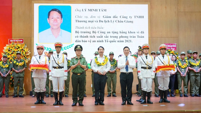 Nặng lòng với đồng bào nghèo - Ảnh 1.