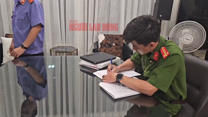 CLIP Công an TP HCM khám xét nhà diễn viên Trương Ngọc Ánh - Ảnh 4.