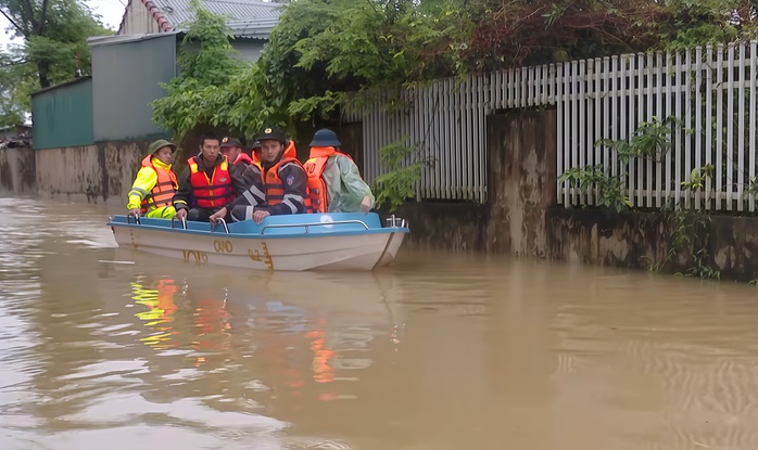 Mưa lũ Quảng Trị: 5 Người chết và mất tích , hơn 3 . 600 Nhà dân ngập sâu - Ảnh 1. Mưa lũ Quảng Trị: 5 Người chết và mất tích , hơn 3 . 600 Nhà dân ngập sâu - Ảnh 1.
