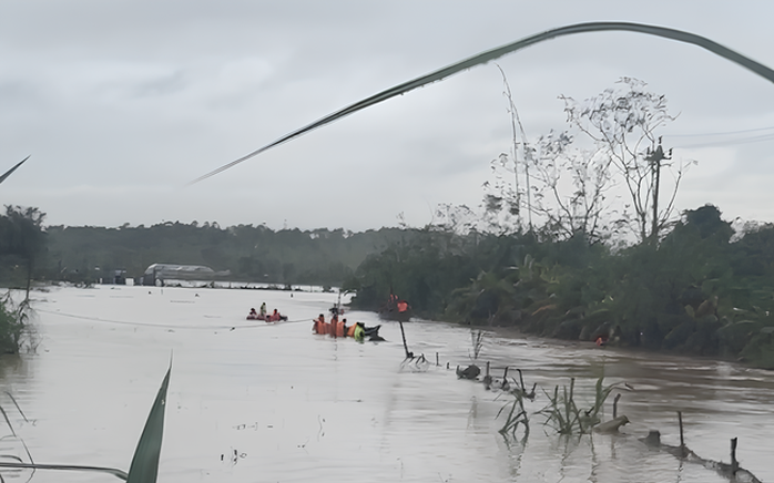 Mưa lũ lịch sử ở miền Trung khiến 35 người chết, mất tích, đợt mưa mới có thể lên tới 700 mm - Ảnh 1. Mưa lũ lịch sử ở miền Trung khiến 35 người chết, mất tích, đợt mưa mới có thể lên tới 700 mm - Ảnh 1.