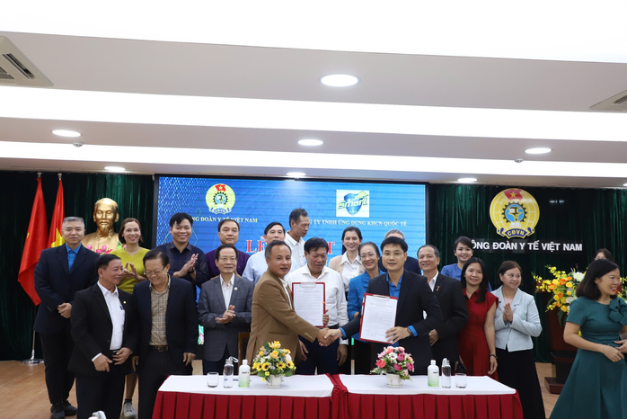 Tặng dung dịch sát khuẩn cho bà con vùng lũ Thừa Thiên Huế và Đà Nẵng - Ảnh 1.