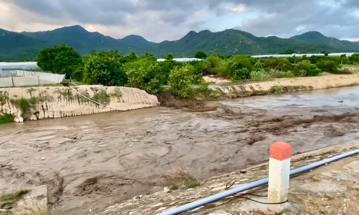 Vỡ hồ chứa nước tại trang trại nuôi gà, hai người mất tích - Ảnh 2.