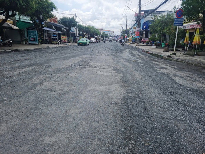 Một tuyến đường trung tâm ở An Giang đang khiến nhiều người lo sợ khi đi qua - Ảnh 1.