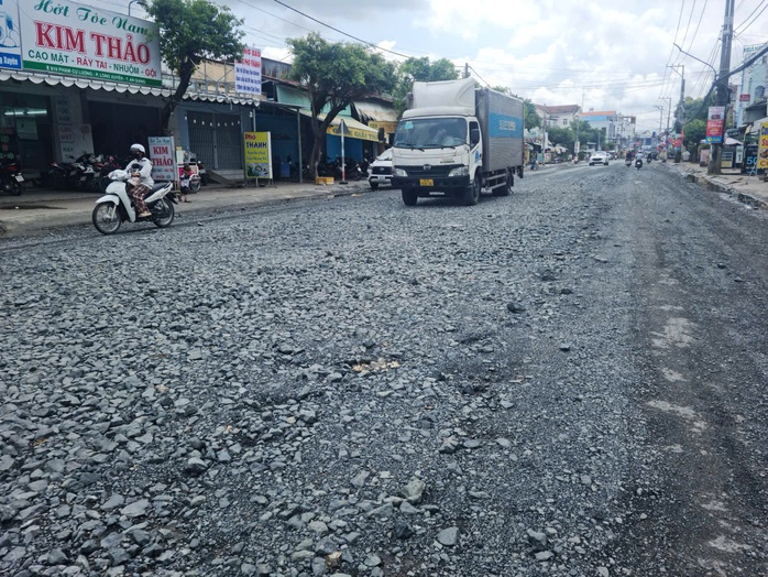 Một tuyến đường trung tâm ở An Giang đang khiến nhiều người lo sợ khi đi qua - Ảnh 4.