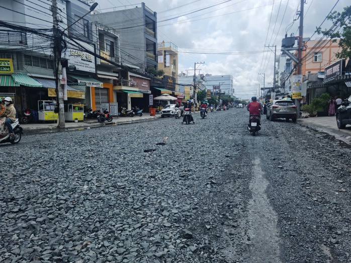 Một tuyến đường trung tâm ở An Giang đang khiến nhiều người lo sợ khi đi qua - Ảnh 2.