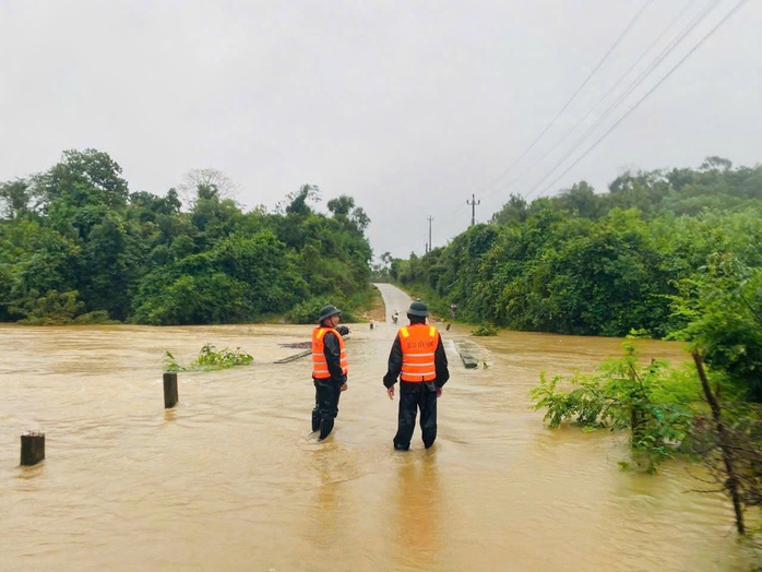 Mưa lũ Quảng Trị: 5 Người chết và mất tích , hơn 3 . 600 Nhà dân ngập sâu - Ảnh 2. Mưa lũ Quảng Trị: 5 Người chết và mất tích , hơn 3 . 600 Nhà dân ngập sâu - Ảnh 2.